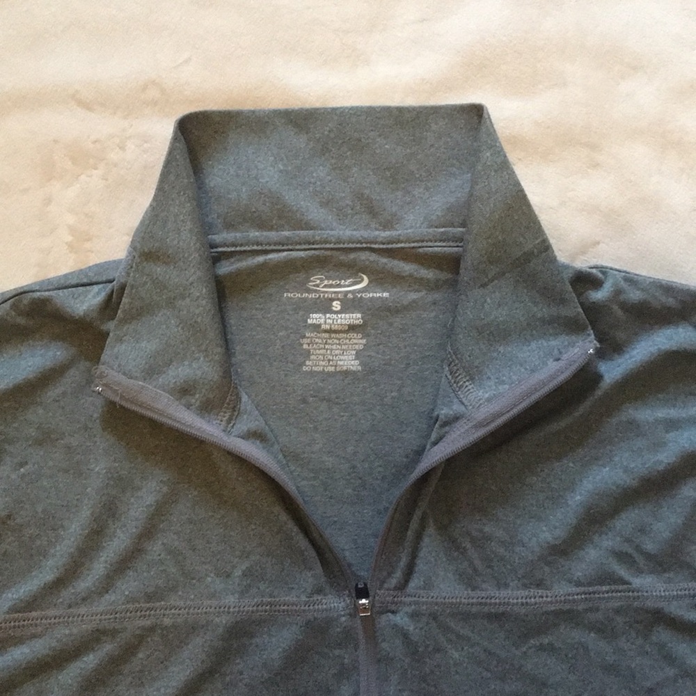 Workout top - Picture 2 of 2